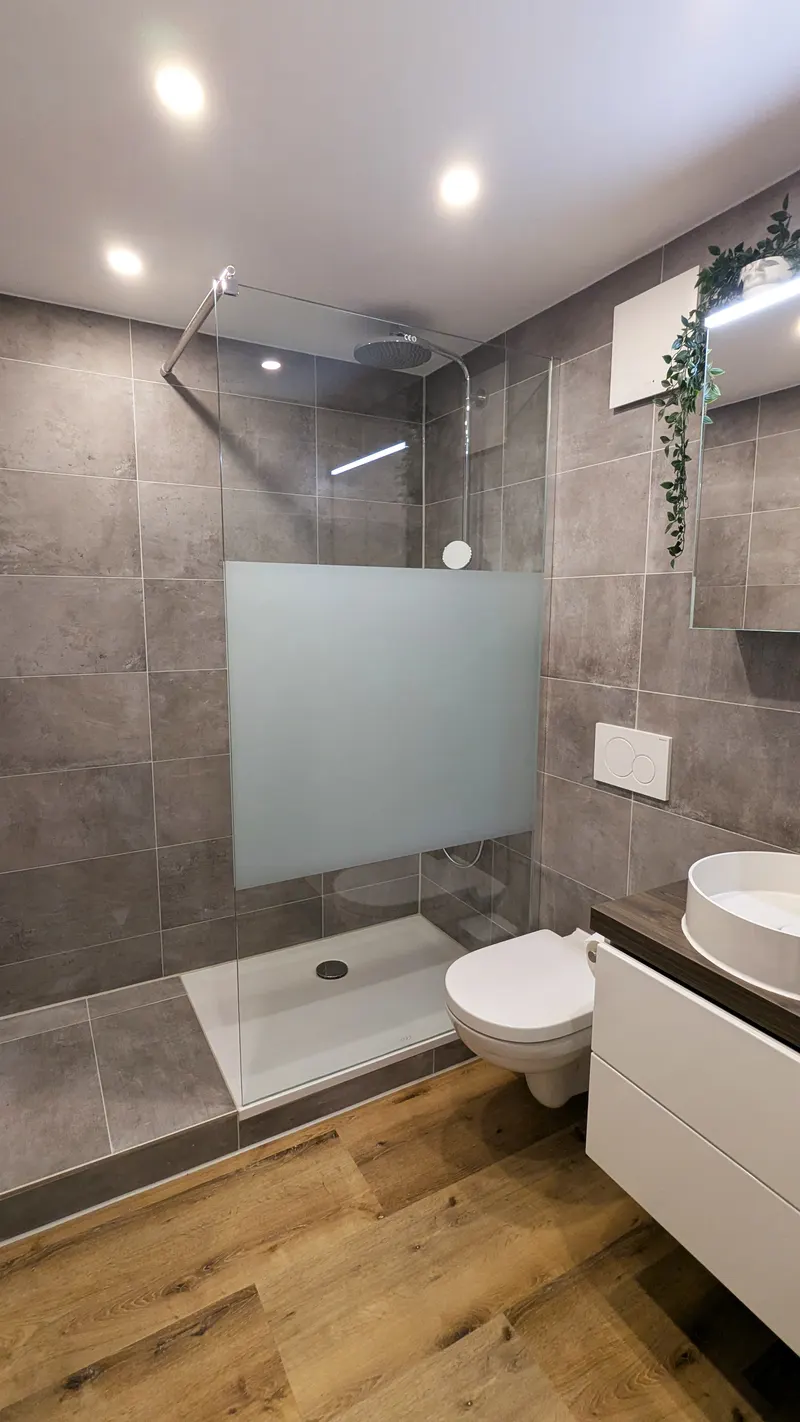 Bathroom with level-access shower