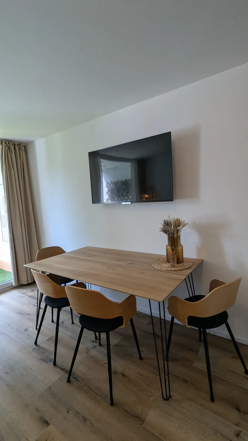 Essbereich mit Smart-TV