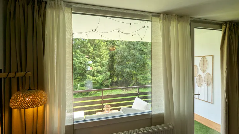 Blick vom Wohnzimmer auf die Loggia