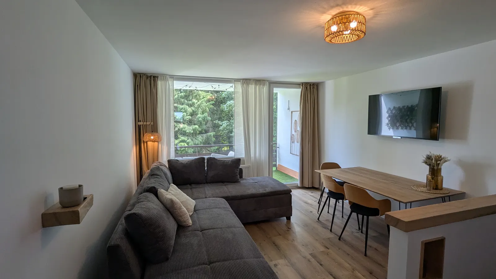 Heller Wohnbereich mit Ecksofa und Esstisch