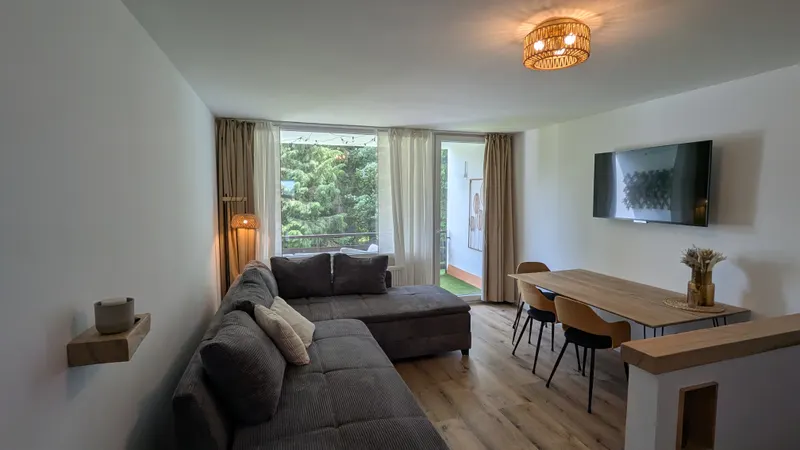 Wohnbereich der Ferienwohnung Glückspfennig mit Ecksofa und Esstisch