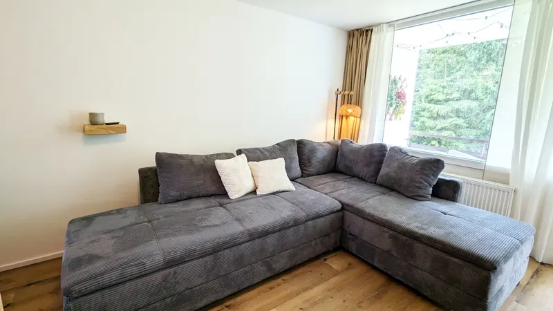 Großes Ecksofa vor dem Fenster