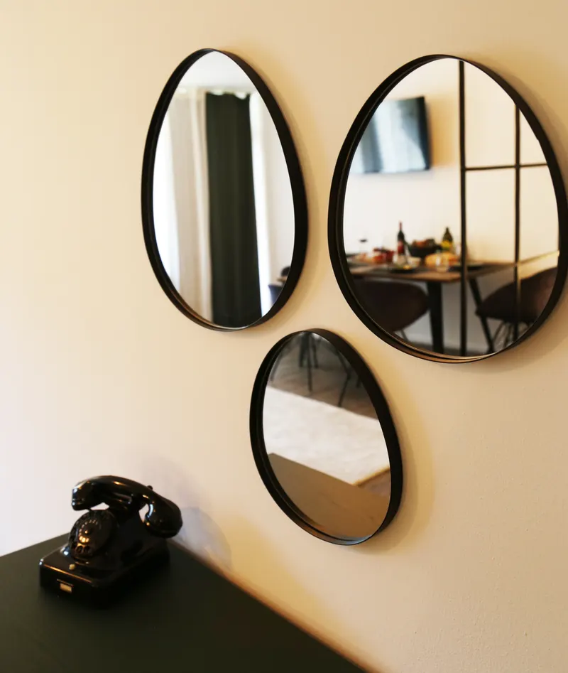 Decorative mirrors in the dining area