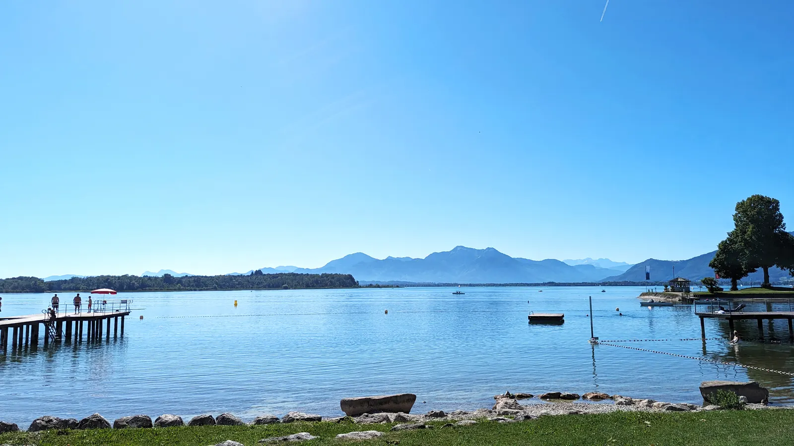 Steg am Chiemsee bei Prien mit Bergpanorama