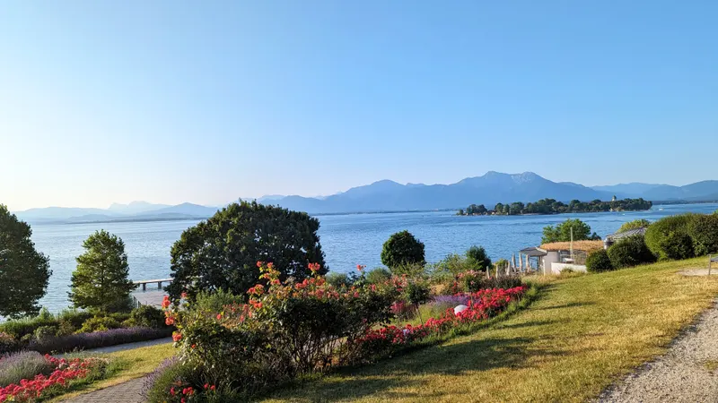 Blick über den Chiemsee auf die Berge