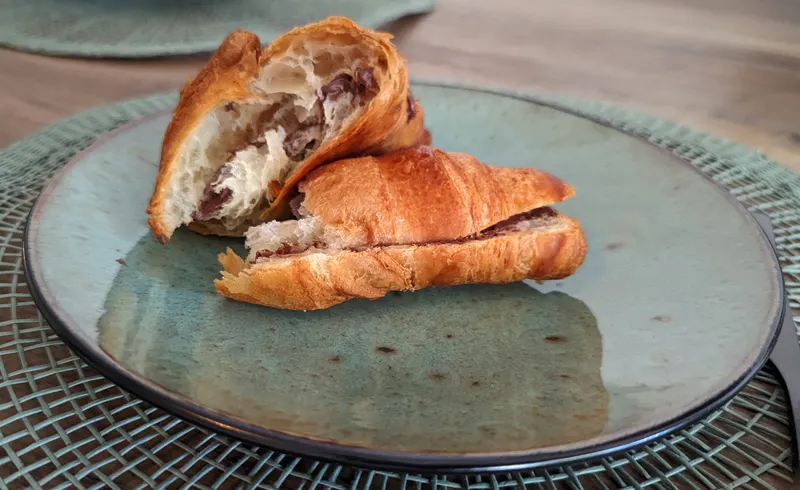 Frühstück mit Croissant