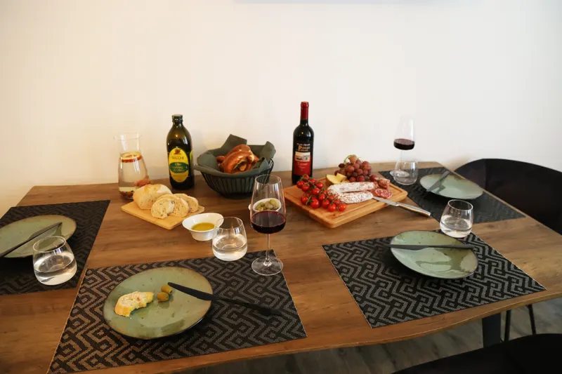 Brotzeit am Esstisch