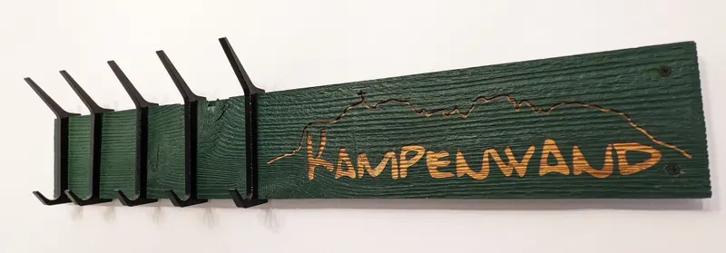 Das Kampenwand-Schild an der Garderobe