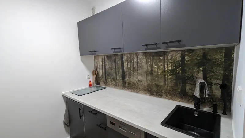 Küche mit Waldmotiv-Rückwand