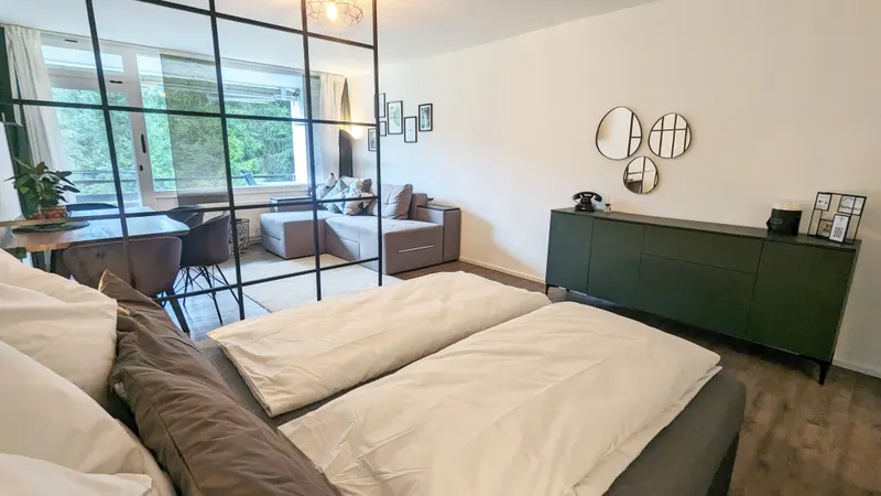 Queen-Size-Bett hinter der Glaswand